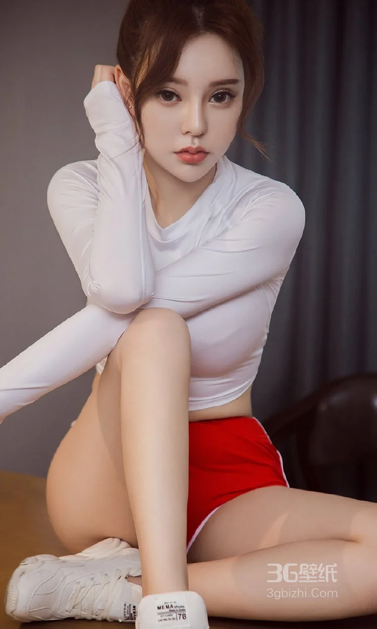 很是养眼的马尾辫性感美女紧身红色短裤私房写真图片 - 云姿画报