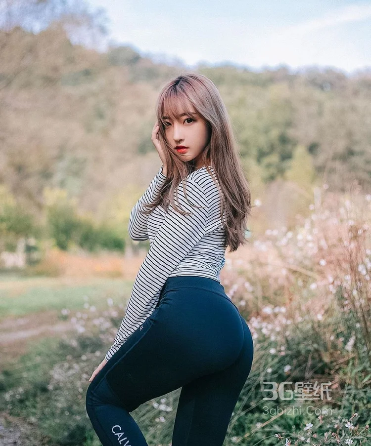 翘臀美女，精选斑马纹上衣搭紧身黑裤，精选户外小路唯美写真 第2张 - 性感美女写真