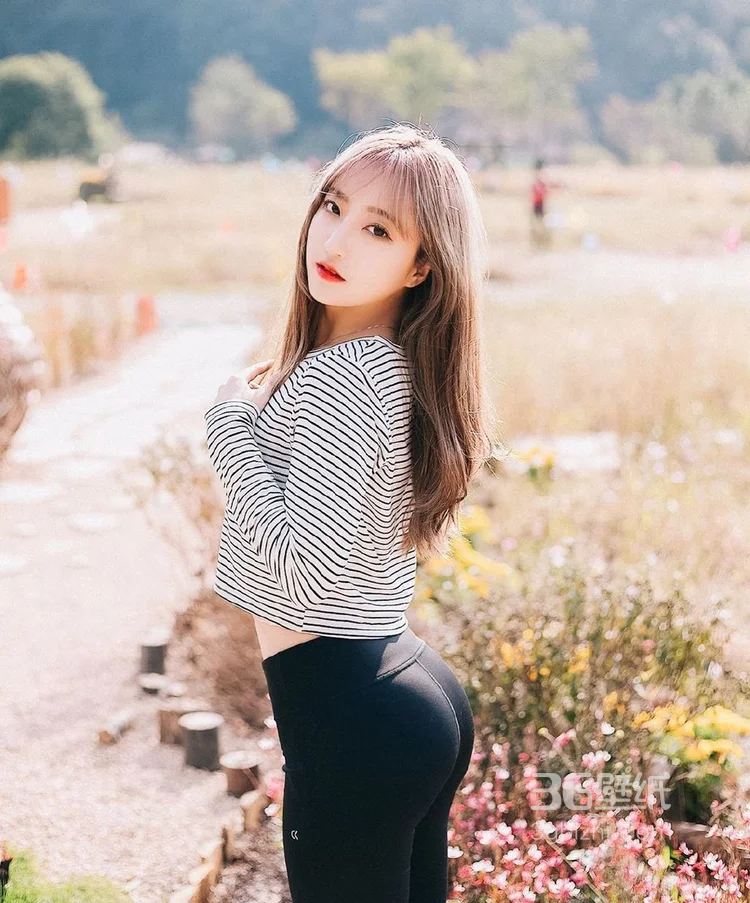 翘臀美女，精选斑马纹上衣搭紧身黑裤，精选户外小路唯美写真 第4张 - 性感美女写真