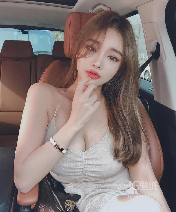 咳咳...如果你的副驾驶旁边这么个美女，还能好好开车不？ - 云姿画报