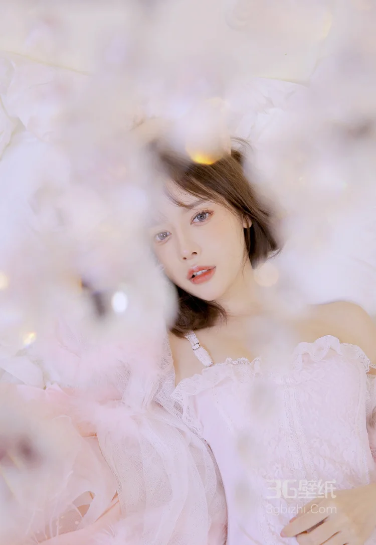这是嫦娥吗？绝美吊带裙美女怀抱兔子大胆诱惑性感写真 - 云姿画报