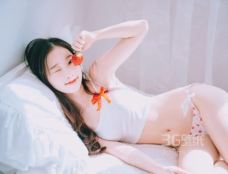 草莓少女，身材很好的背心内衣床上美少女吃草莓图片 - 云姿画报