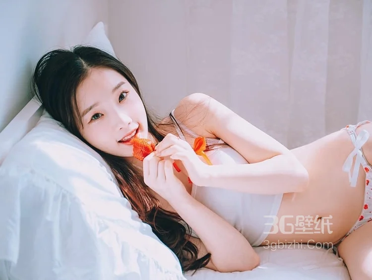 草莓少女，精选身材很好的背心内衣床上美少女吃草莓图片 第4张 - 性感美女写真