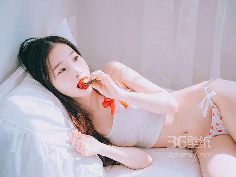 草莓少女，精选身材很好的背心内衣床上美少女吃草莓图片 第5张 - 性感美女写真