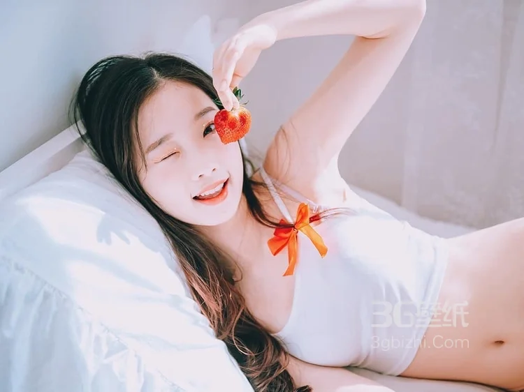 草莓少女，精选身材很好的背心内衣床上美少女吃草莓图片 第6张 - 性感美女写真