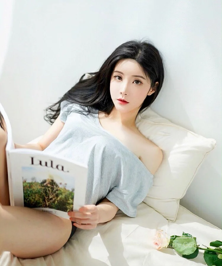 颜值身材超好的美女小姐姐晨读写真，精选背心搭内衣美腿白皙 第3张 - 性感美女写真