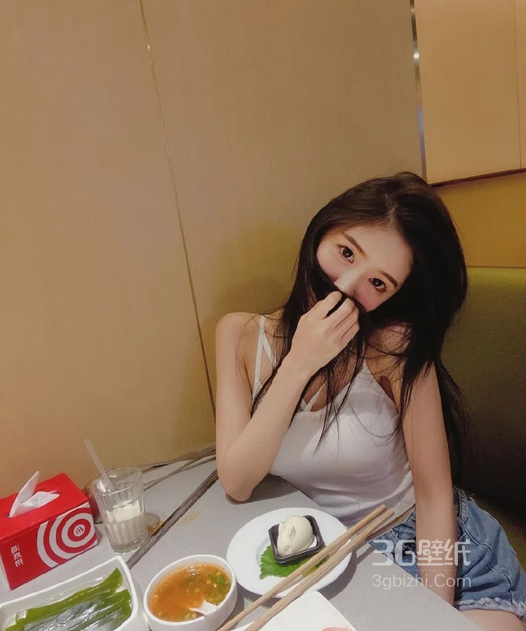 餐厅吃饭中的可爱性感长发美女，背心搭牛仔短裤身材完美 - 云姿画报