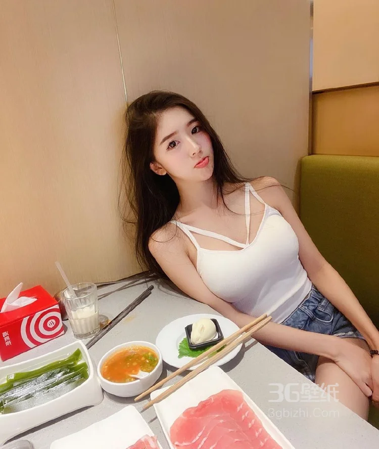 餐厅吃饭中的可爱性感长发美女，精选背心搭牛仔短裤身材完美 第2张 - 性感美女写真