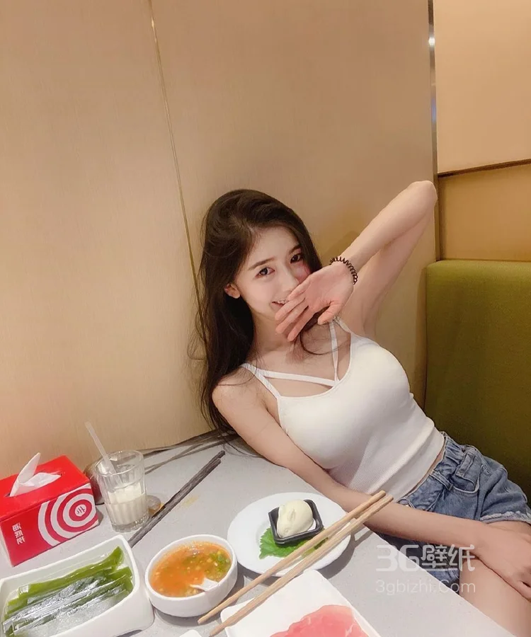 餐厅吃饭中的可爱性感长发美女，精选背心搭牛仔短裤身材完美 第3张 - 性感美女写真