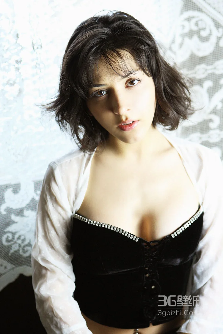 欧洲丰满性感美女萨赫勒・罗萨私房写真，精选户外美图图集 第15张 - 性感美女写真