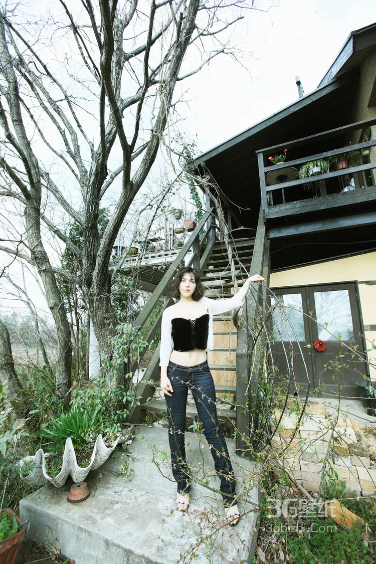欧洲丰满性感美女萨赫勒・罗萨私房写真，精选户外美图图集 第21张 - 性感美女写真