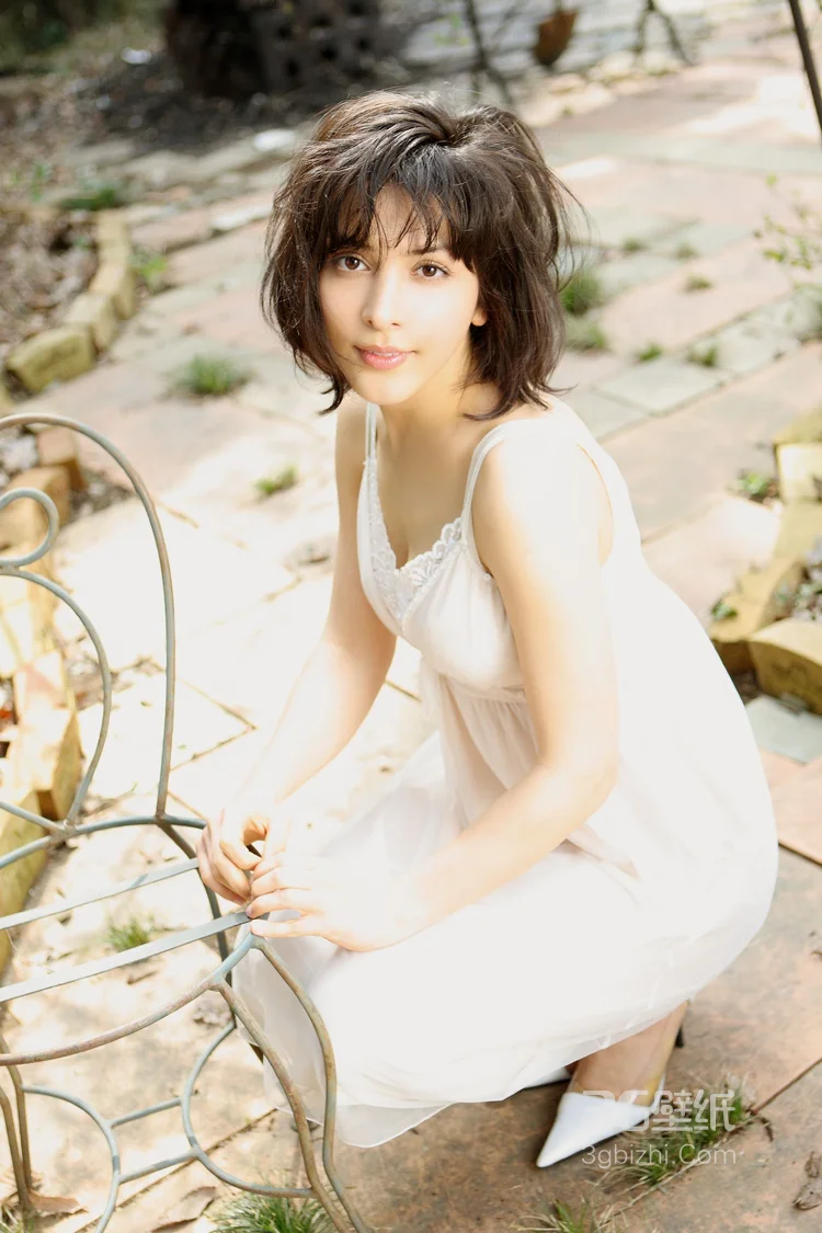 欧洲丰满性感美女萨赫勒・罗萨私房写真，精选户外美图图集 第2张 - 性感美女写真