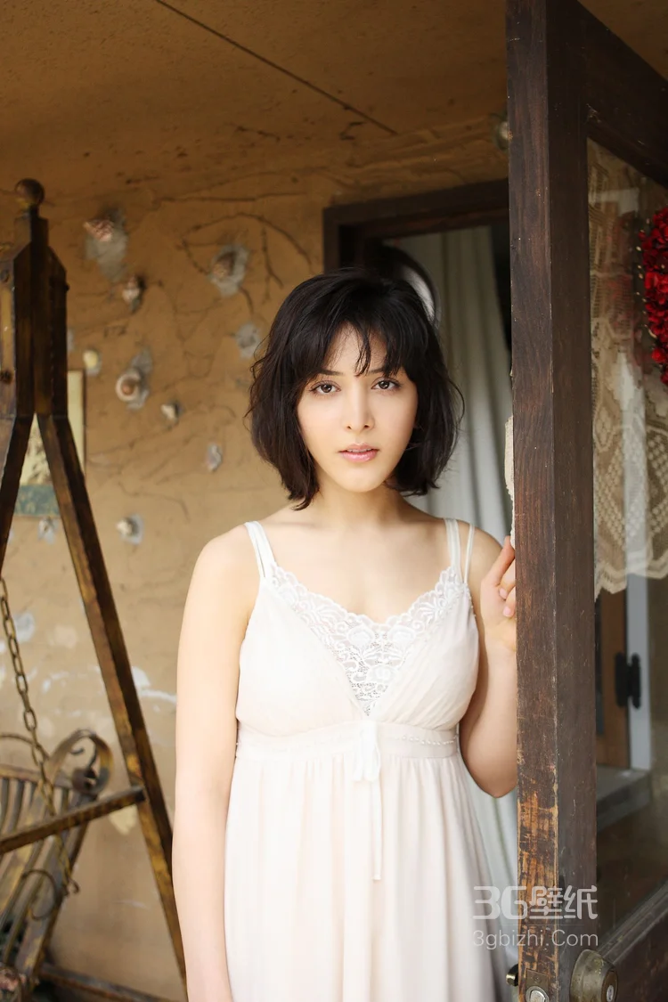 欧洲丰满性感美女萨赫勒・罗萨私房写真，精选户外美图图集 第4张 - 性感美女写真