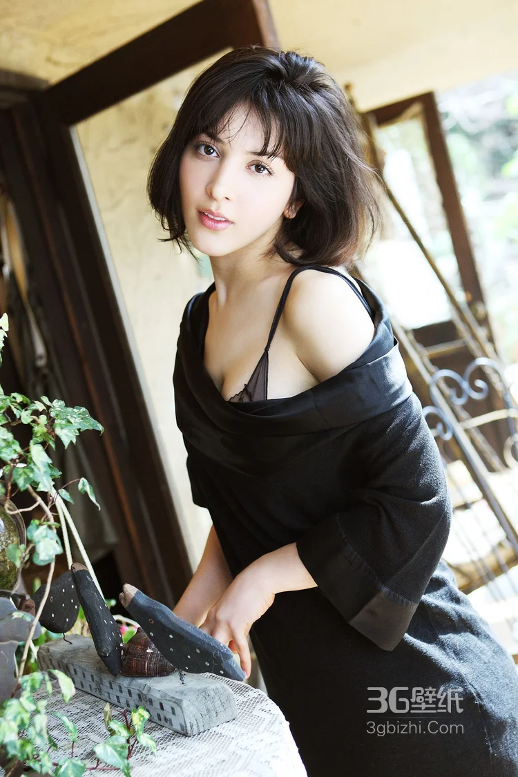 欧洲丰满性感美女萨赫勒・罗萨私房写真，精选户外美图图集 第6张 - 性感美女写真