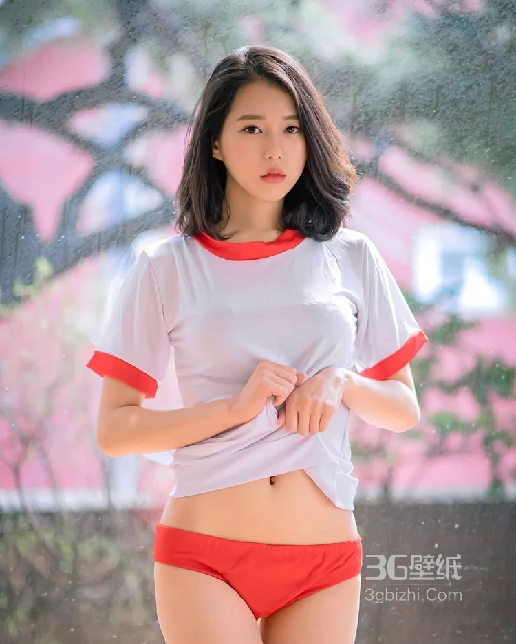 看一眼就很难忘记，短发高挑制服短裤小蛮腰美女私房照 - 云姿画报