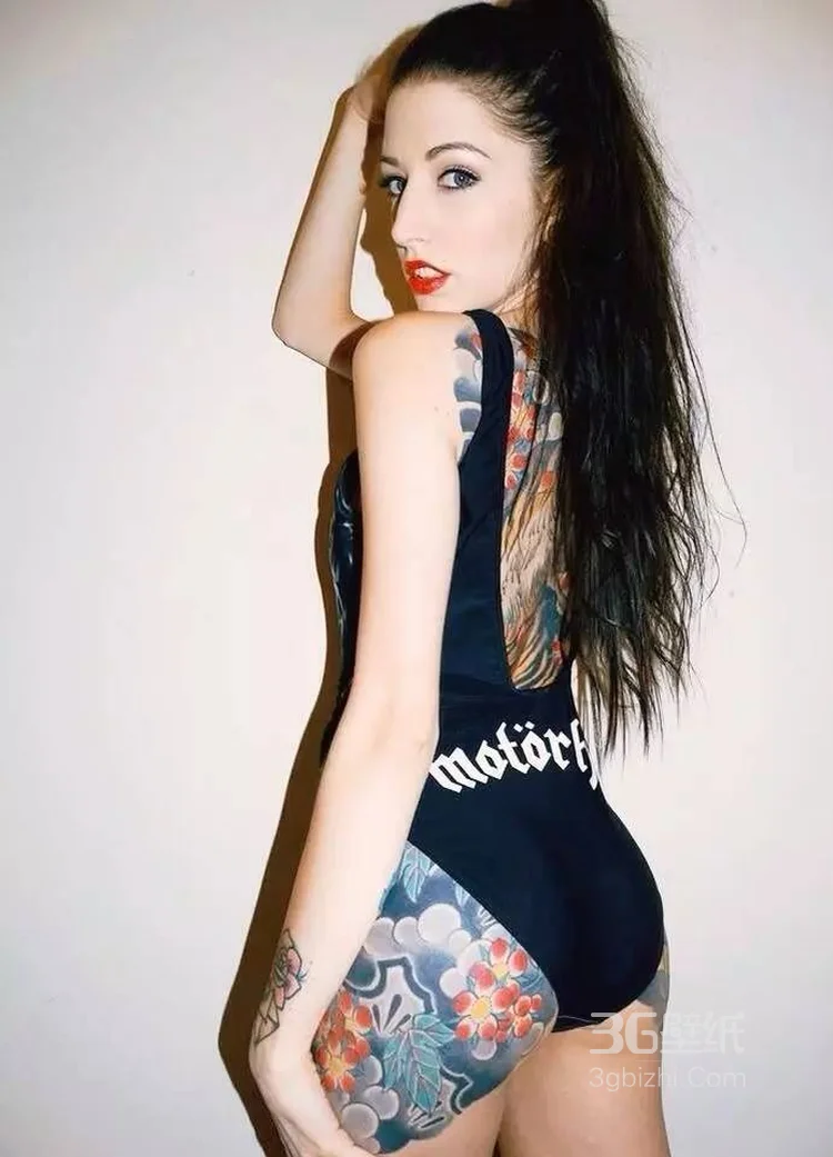 大腿有纹身的长发丰满翘臀美女性感私房写真照片 - 云姿画报