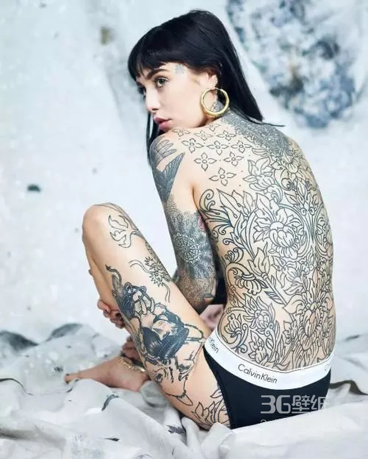 大腿有纹身的长发丰满翘臀美女性感私房写真照片 第2张 - 性感美女写真