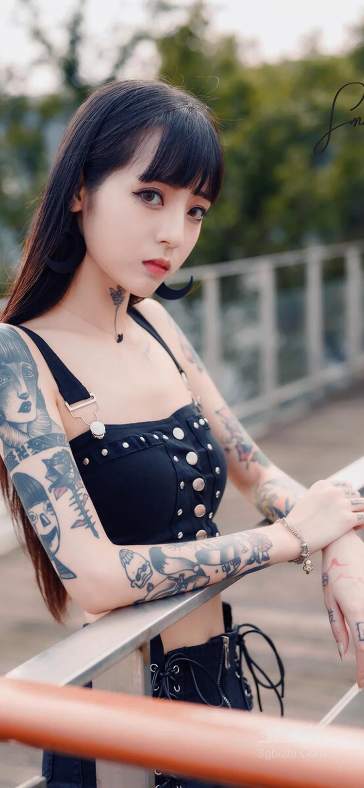 大腿有纹身的长发丰满翘臀美女性感私房写真照片 第5张 - 性感美女写真