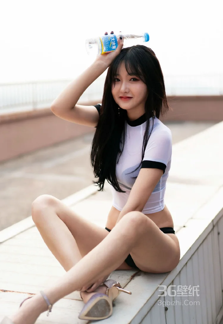 黑直长发娇嫩苗条美女顶楼露天台阶着紧身背心性感写真 第3张 - 性感美女写真