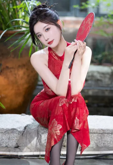 旗袍美女，精选丰满可爱美腿美女印花旗袍装私房写真图片 第5张 - 性感美女写真