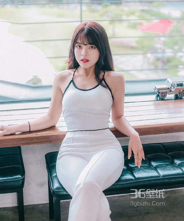 大屁股美女，精选丰满型齐刘海翘臀美女全白背心长裤写真图片 第3张 - 性感美女写真