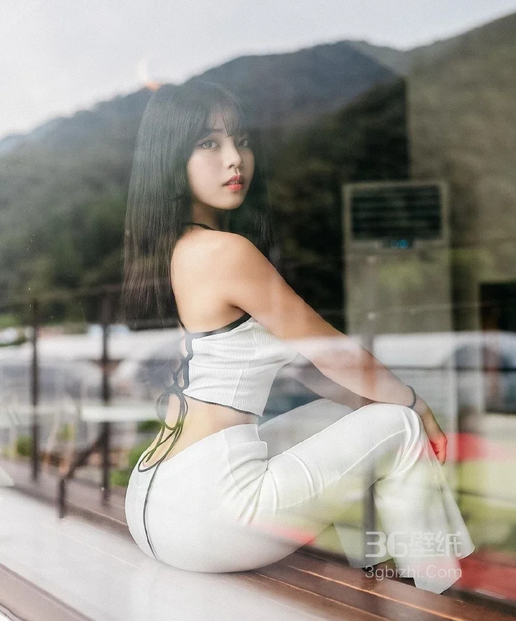 大屁股美女，精选丰满型齐刘海翘臀美女全白背心长裤写真图片 第4张 - 性感美女写真